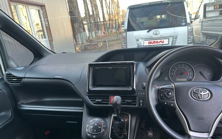 Toyota Noah III, 2020 год, 2 295 000 рублей, 13 фотография