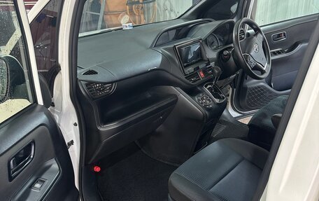 Toyota Noah III, 2020 год, 2 295 000 рублей, 15 фотография