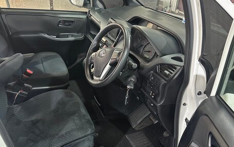 Toyota Noah III, 2020 год, 2 295 000 рублей, 16 фотография