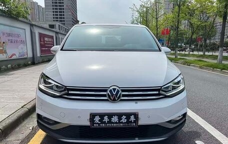 Volkswagen Touran III, 2023 год, 1 558 750 рублей, 2 фотография