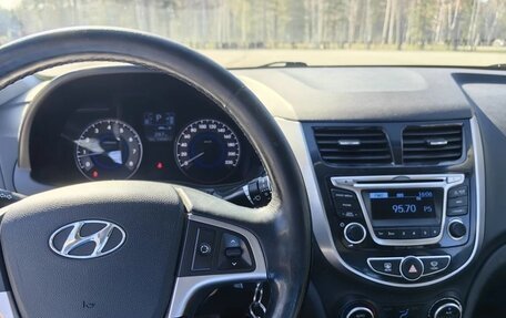 Hyundai Solaris II рестайлинг, 2015 год, 1 030 000 рублей, 9 фотография