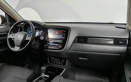 Mitsubishi Outlander III рестайлинг 3, 2018 год, 2 165 000 рублей, 13 фотография