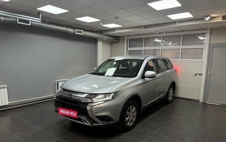 Mitsubishi Outlander III рестайлинг 3, 2019 год, 2 075 000 рублей, 1 фотография