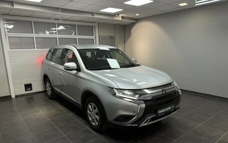 Mitsubishi Outlander III рестайлинг 3, 2019 год, 2 075 000 рублей, 3 фотография