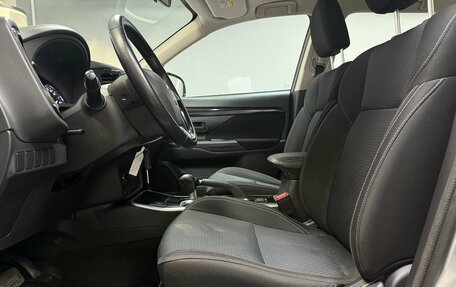 Mitsubishi Outlander III рестайлинг 3, 2019 год, 2 075 000 рублей, 9 фотография