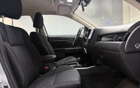 Mitsubishi Outlander III рестайлинг 3, 2019 год, 2 075 000 рублей, 12 фотография