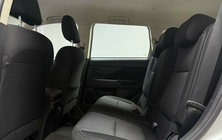 Mitsubishi Outlander III рестайлинг 3, 2019 год, 2 075 000 рублей, 13 фотография