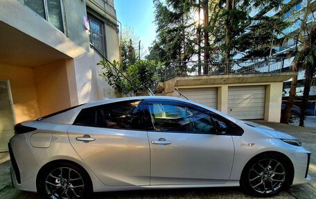 Toyota Prius IV XW50, 2018 год, 2 200 000 рублей, 4 фотография