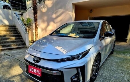 Toyota Prius IV XW50, 2018 год, 2 200 000 рублей, 2 фотография