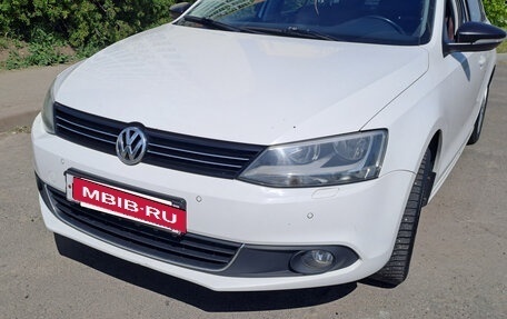 Volkswagen Jetta VI, 2014 год, 1 180 000 рублей, 2 фотография