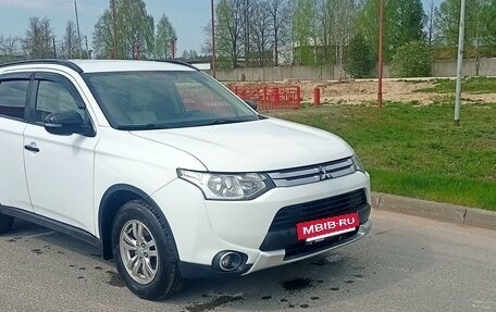 Mitsubishi Outlander III рестайлинг 3, 2014 год, 1 250 000 рублей, 2 фотография