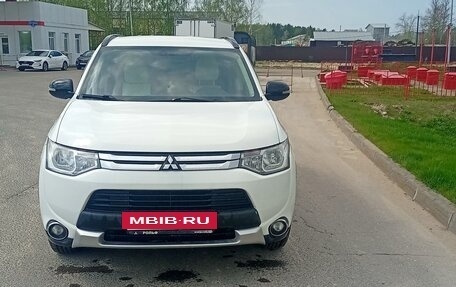 Mitsubishi Outlander III рестайлинг 3, 2014 год, 1 250 000 рублей, 3 фотография
