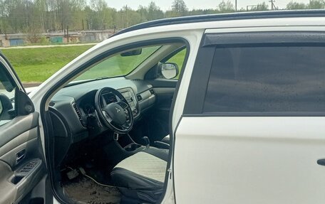 Mitsubishi Outlander III рестайлинг 3, 2014 год, 1 250 000 рублей, 13 фотография