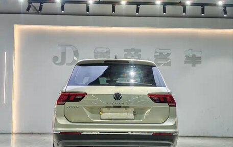 Volkswagen Tiguan II, 2020 год, 1 800 001 рублей, 5 фотография