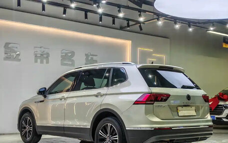 Volkswagen Tiguan II, 2020 год, 1 800 001 рублей, 6 фотография