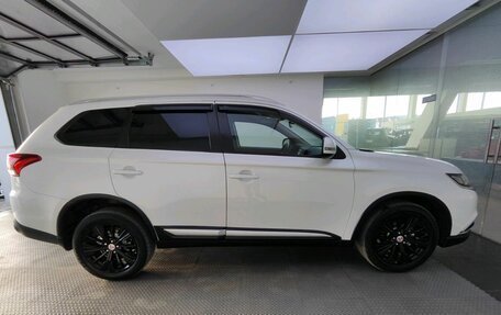Mitsubishi Outlander III рестайлинг 3, 2018 год, 2 299 000 рублей, 4 фотография