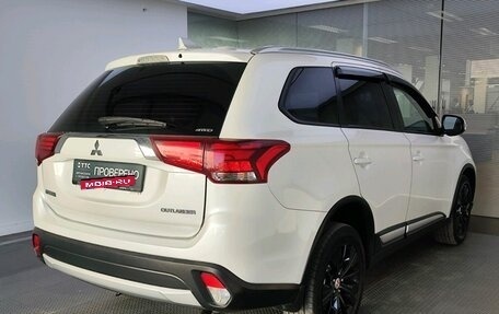 Mitsubishi Outlander III рестайлинг 3, 2018 год, 2 299 000 рублей, 5 фотография