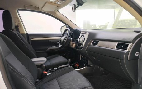 Mitsubishi Outlander III рестайлинг 3, 2018 год, 2 299 000 рублей, 11 фотография