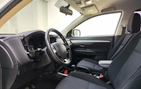 Mitsubishi Outlander III рестайлинг 3, 2018 год, 2 299 000 рублей, 16 фотография