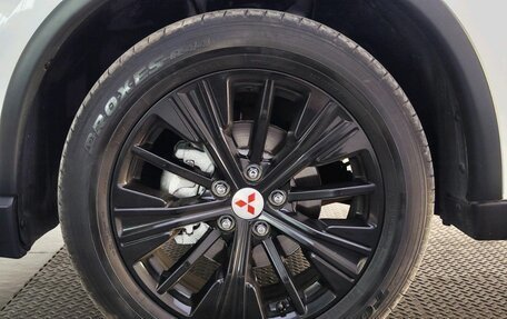 Mitsubishi Outlander III рестайлинг 3, 2018 год, 2 299 000 рублей, 18 фотография