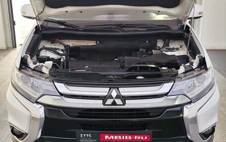 Mitsubishi Outlander III рестайлинг 3, 2018 год, 2 299 000 рублей, 9 фотография