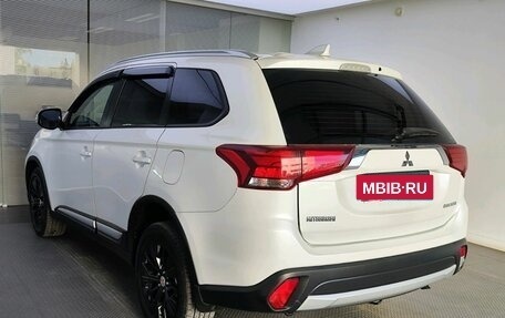 Mitsubishi Outlander III рестайлинг 3, 2018 год, 2 299 000 рублей, 7 фотография