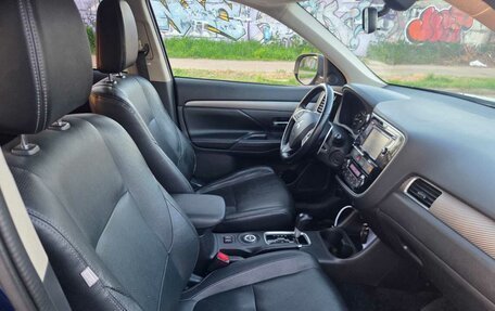 Mitsubishi Outlander III рестайлинг 3, 2013 год, 1 400 000 рублей, 4 фотография