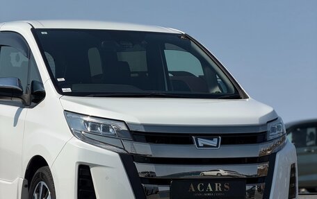Toyota Noah III, 2021 год, 2 300 000 рублей, 2 фотография
