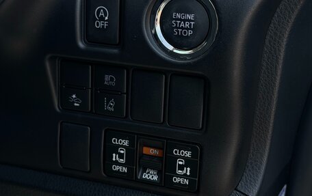 Toyota Noah III, 2021 год, 2 300 000 рублей, 8 фотография