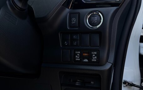 Toyota Noah III, 2021 год, 2 300 000 рублей, 11 фотография
