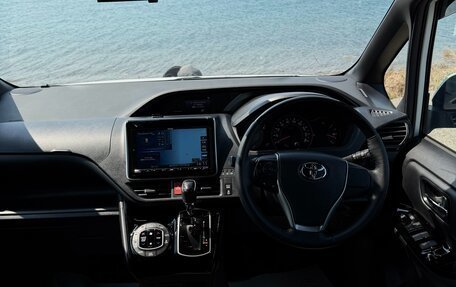 Toyota Noah III, 2021 год, 2 300 000 рублей, 17 фотография