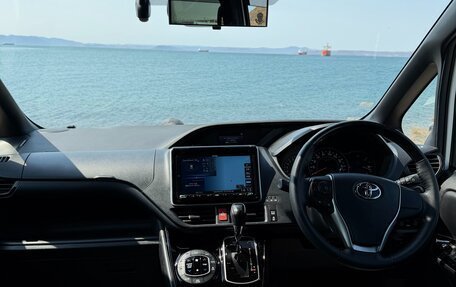 Toyota Noah III, 2021 год, 2 300 000 рублей, 13 фотография