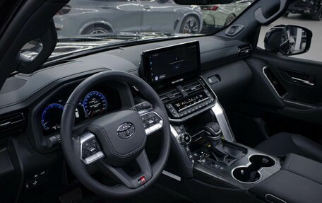 Toyota Land Cruiser, 2025 год, 13 990 000 рублей, 27 фотография