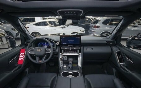 Toyota Land Cruiser, 2025 год, 13 990 000 рублей, 28 фотография