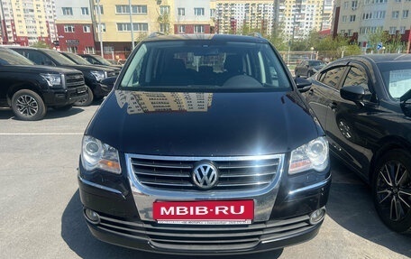 Volkswagen Touran III, 2010 год, 699 000 рублей, 2 фотография