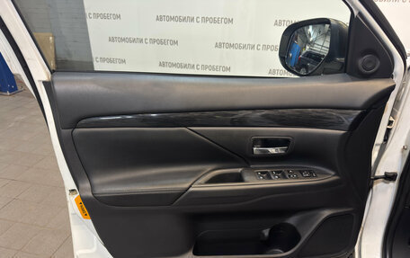 Mitsubishi Outlander III рестайлинг 3, 2015 год, 1 699 000 рублей, 13 фотография