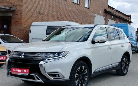 Mitsubishi Outlander III рестайлинг 3, 2022 год, 3 100 000 рублей, 1 фотография