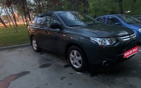 Mitsubishi Outlander III рестайлинг 3, 2014 год, 1 300 000 рублей, 13 фотография