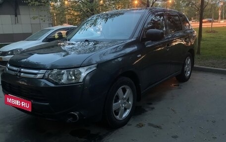 Mitsubishi Outlander III рестайлинг 3, 2014 год, 1 300 000 рублей, 10 фотография