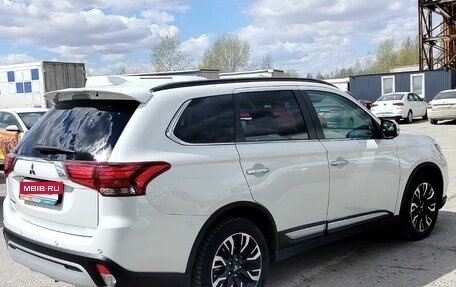 Mitsubishi Outlander III рестайлинг 3, 2022 год, 3 100 000 рублей, 3 фотография