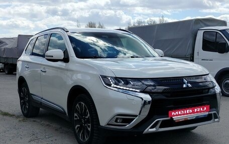 Mitsubishi Outlander III рестайлинг 3, 2022 год, 3 100 000 рублей, 2 фотография