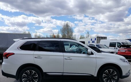 Mitsubishi Outlander III рестайлинг 3, 2022 год, 3 100 000 рублей, 6 фотография