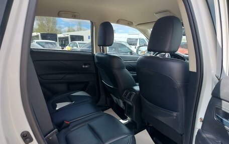 Mitsubishi Outlander III рестайлинг 3, 2022 год, 3 100 000 рублей, 17 фотография