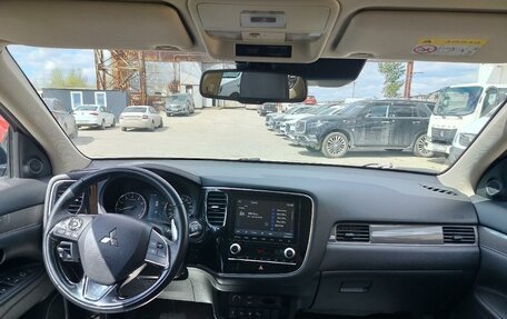 Mitsubishi Outlander III рестайлинг 3, 2022 год, 3 100 000 рублей, 8 фотография