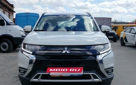 Mitsubishi Outlander III рестайлинг 3, 2022 год, 3 100 000 рублей, 5 фотография