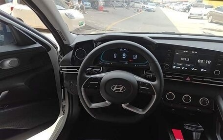 Hyundai Elantra, 2025 год, 1 715 000 рублей, 15 фотография