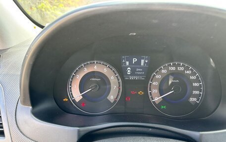 Hyundai Solaris II рестайлинг, 2011 год, 820 000 рублей, 14 фотография