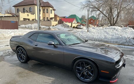 Dodge Challenger III рестайлинг 2, 2019 год, 3 450 000 рублей, 2 фотография