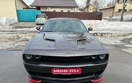 Dodge Challenger III рестайлинг 2, 2019 год, 3 450 000 рублей, 4 фотография