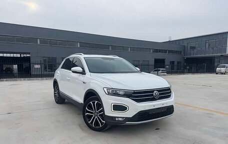 Volkswagen T-Roc I, 2023 год, 1 810 000 рублей, 2 фотография